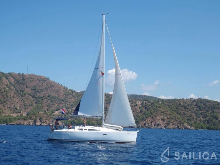 Sun Odyssey 32 - Yacht Charter Sailica