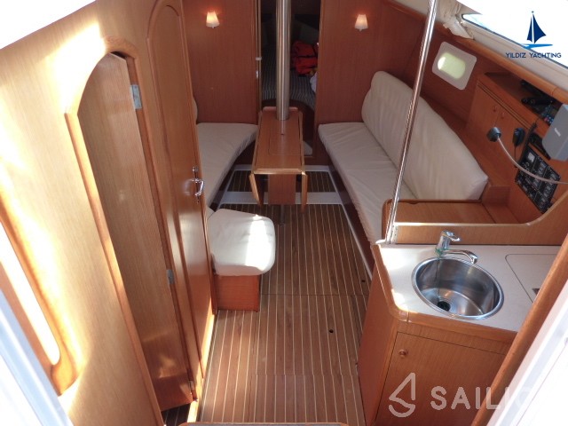 Sun Odyssey 32 - Yacht Charter Sailica