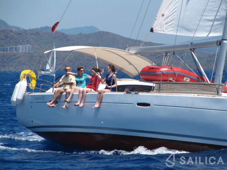 Oceanis 43 - Yacht Charter Sailica