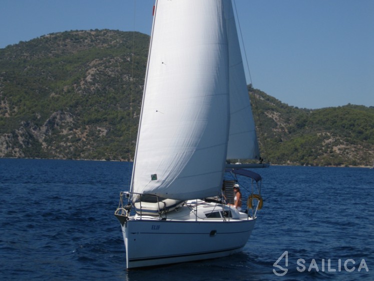 Sun Odyssey 32i - Yacht Charter Sailica