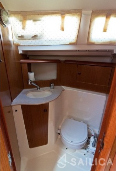 Sun Odyssey 32i - Yacht Charter Sailica