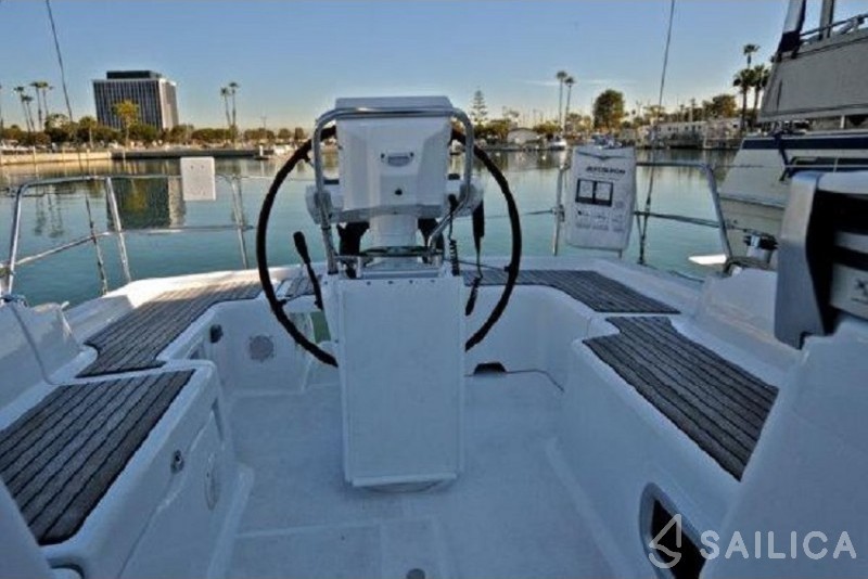 Oceanis 37 - Yacht Charter Sailica
