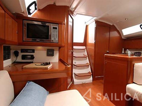 Oceanis 37 - Yacht Charter Sailica