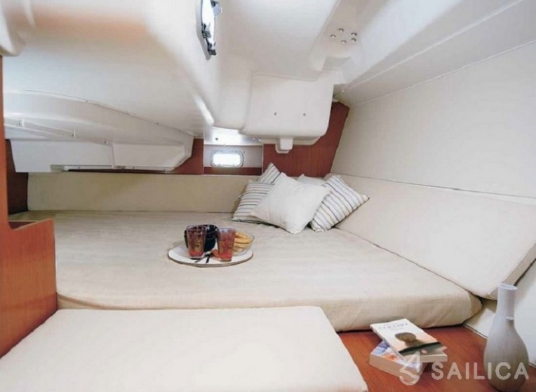 Oceanis 37 - Yacht Charter Sailica
