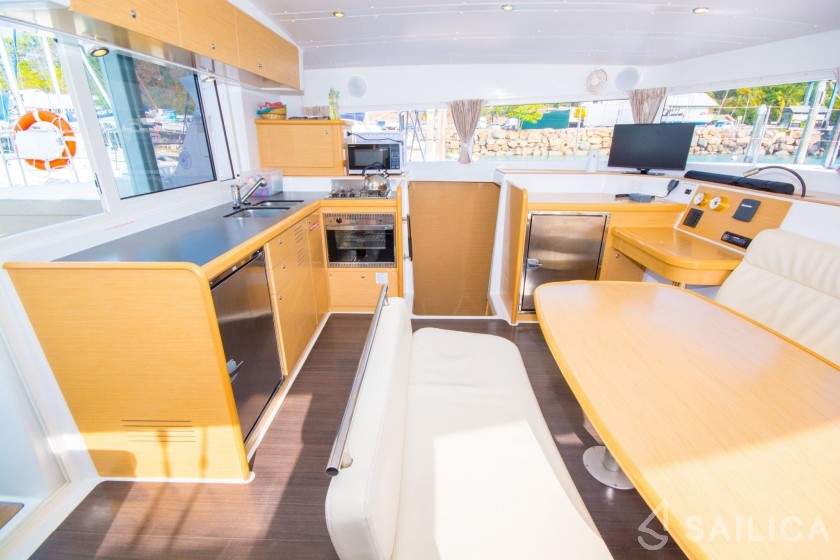 Lagoon 421 - Yacht Charter Sailica