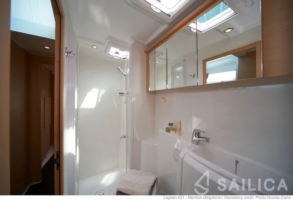 Lagoon 421 - Yacht Charter Sailica