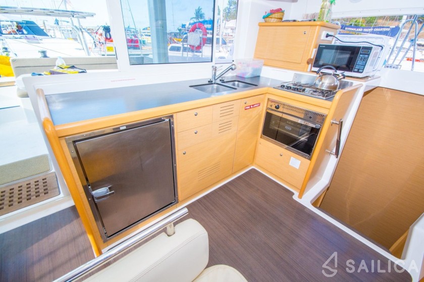 Lagoon 421 - Yacht Charter Sailica
