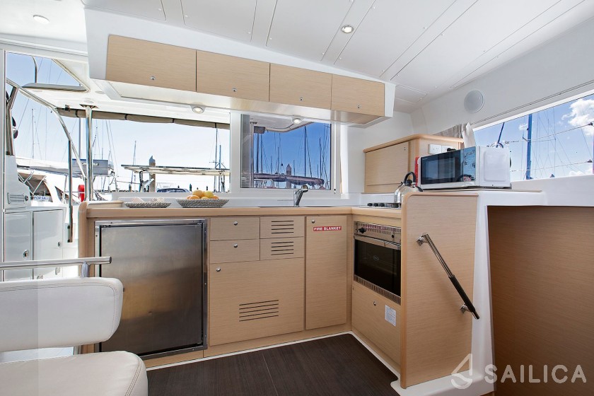 Lagoon 421 - Yacht Charter Sailica