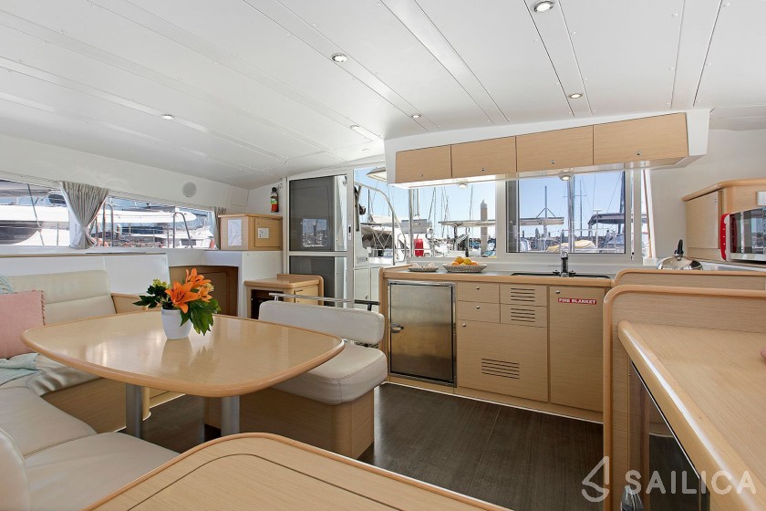 Lagoon 421 - Yacht Charter Sailica