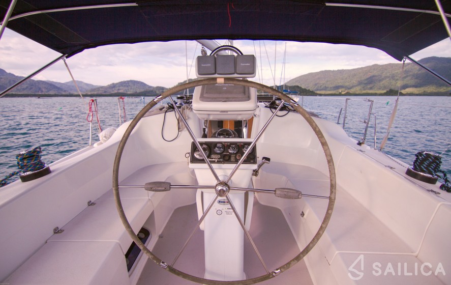Catalina 375 - Yacht Charter Sailica