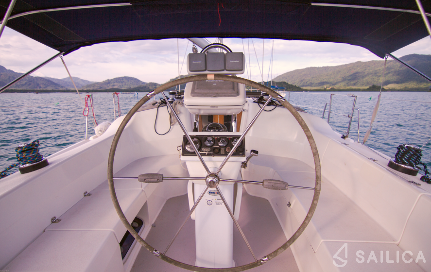 Catalina 375 - Yacht Charter Sailica