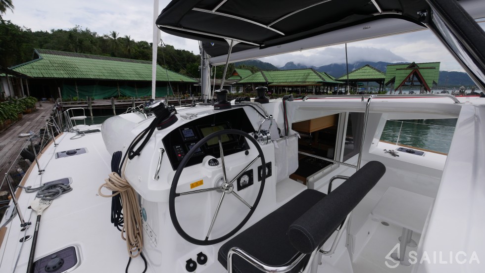 Lagoon 400 S2 - Yacht Charter Sailica