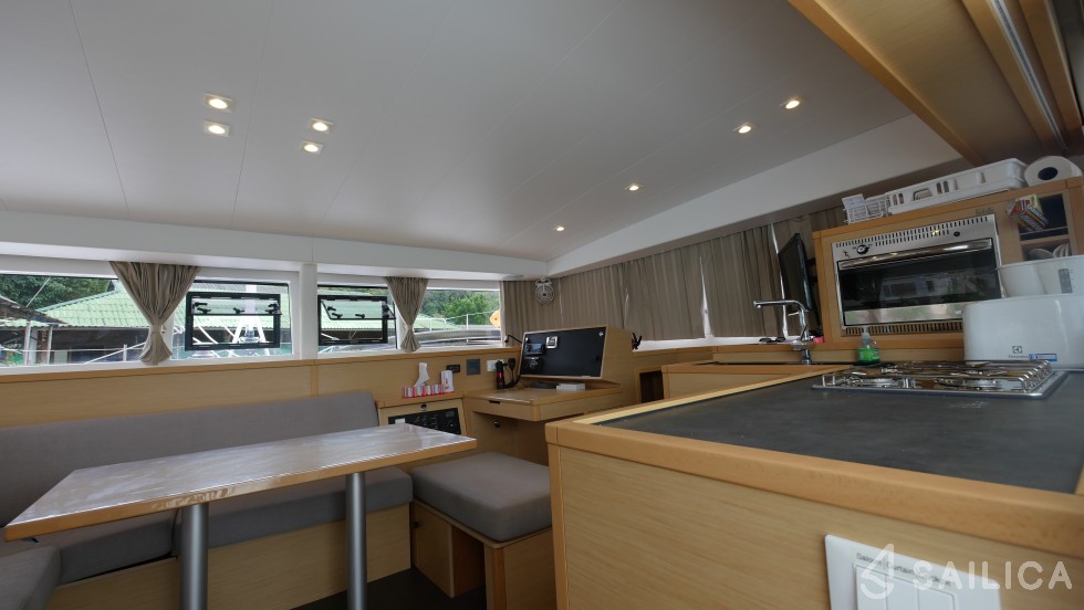 Lagoon 400 S2 - Yacht Charter Sailica