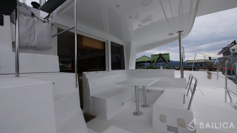 Lagoon 400 S2 - Yacht Charter Sailica