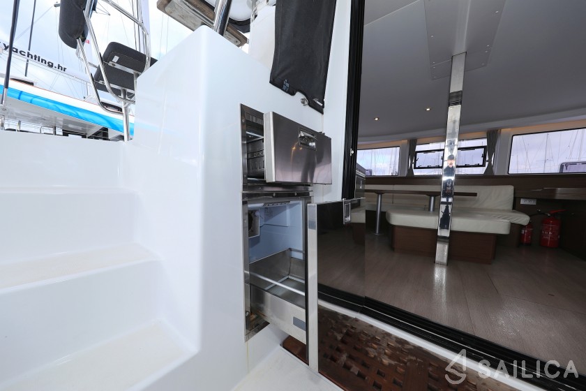 Lagoon 42 - Yacht Charter Sailica