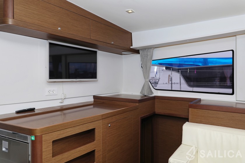 Lagoon 42 - Yacht Charter Sailica