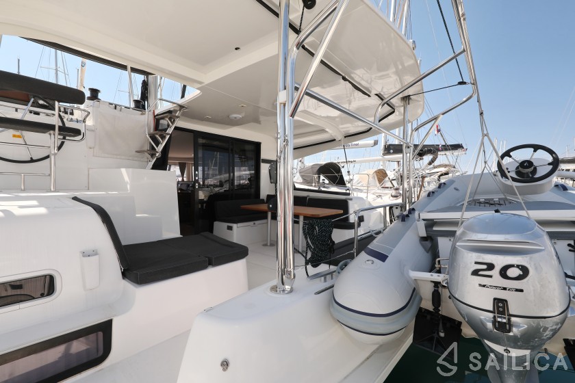Lagoon 42 - Yacht Charter Sailica
