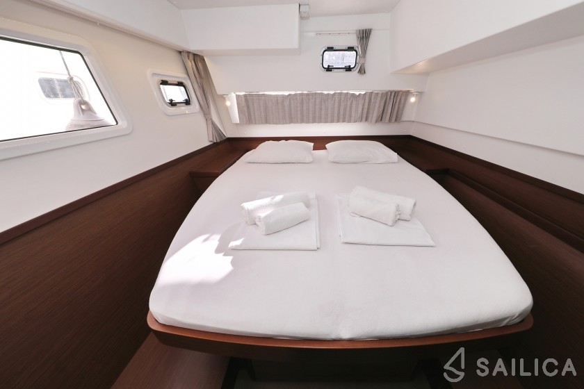 Lagoon 42 - Yacht Charter Sailica