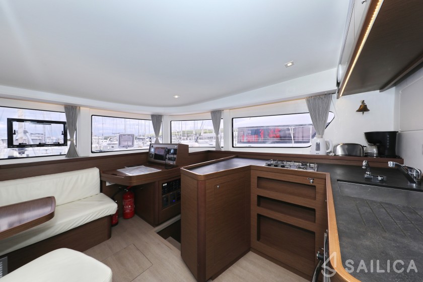 Lagoon 42 - Yacht Charter Sailica