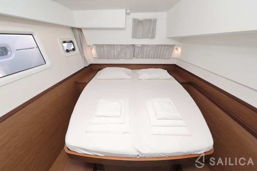 Lagoon 42 - Yacht Charter Sailica