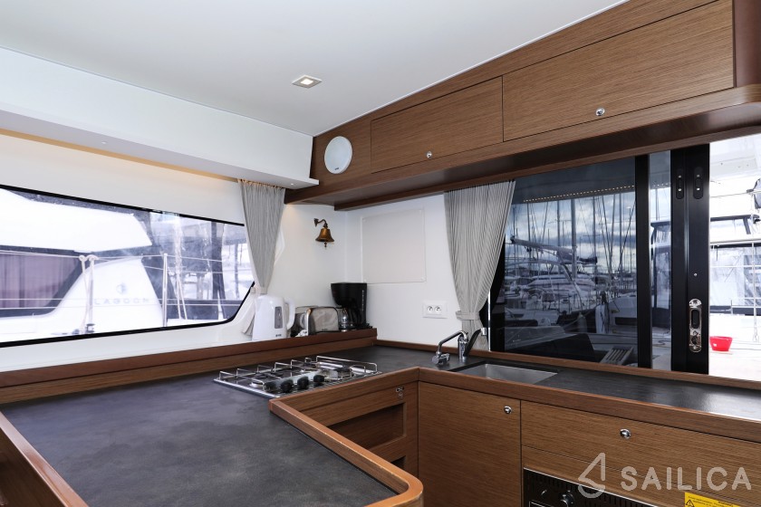 Lagoon 42 - Yacht Charter Sailica