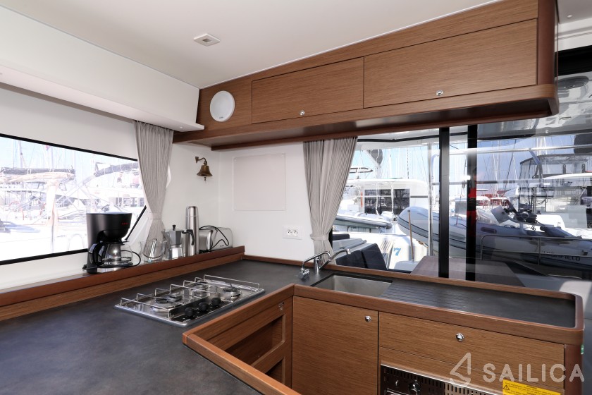 Lagoon 42 - Yacht Charter Sailica