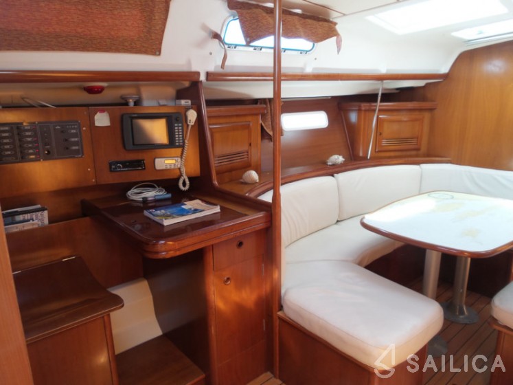 Oceanis 393 - Yacht Charter Sailica
