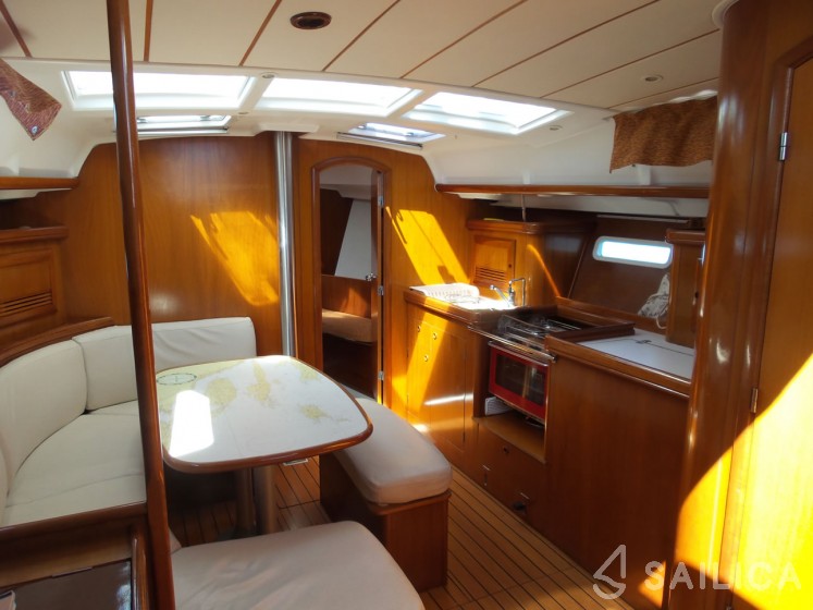 Oceanis 393 - Yacht Charter Sailica