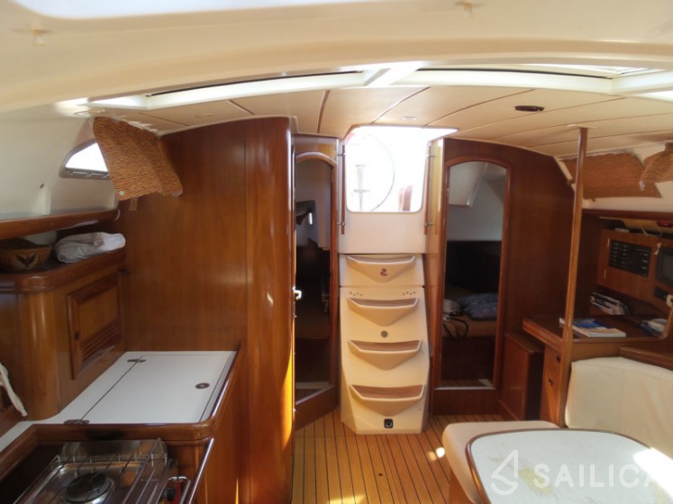 Oceanis 393 - Yacht Charter Sailica