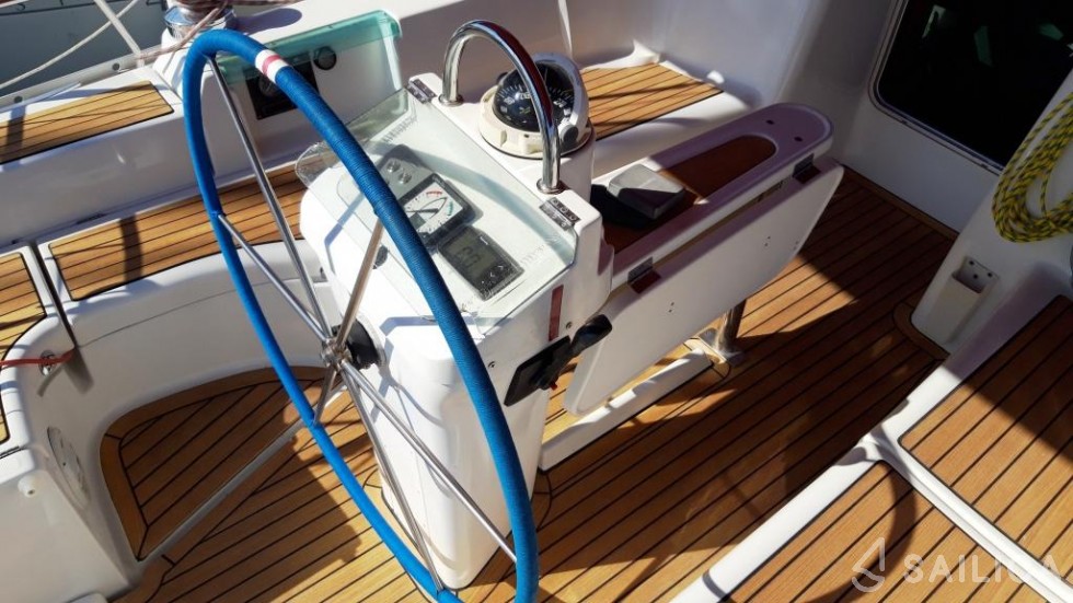 Oceanis 393 - Yacht Charter Sailica