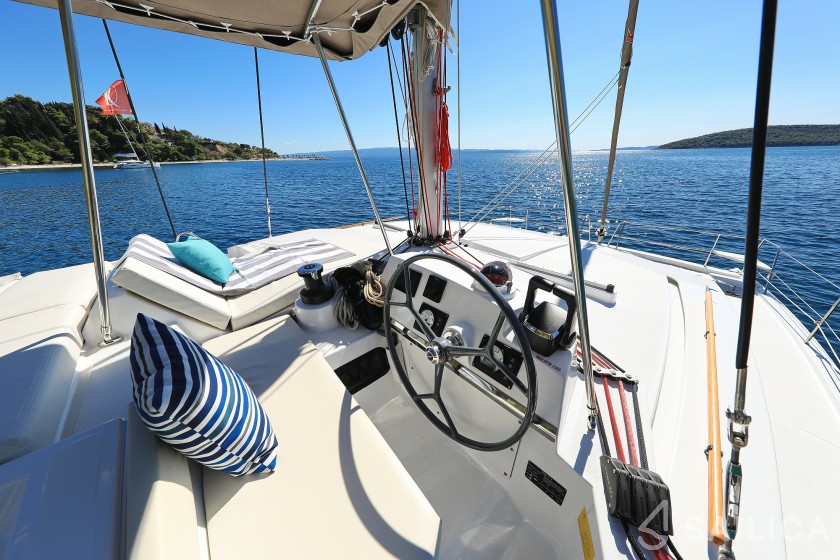 Bali 4.1 - Yacht Charter Sailica