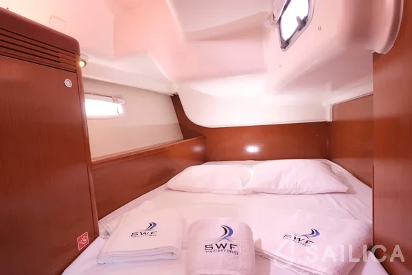 Oceanis 40 - Yacht Charter Sailica