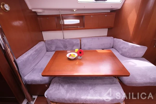 Oceanis 40 - Yacht Charter Sailica
