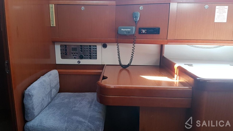 Oceanis 40 - Yacht Charter Sailica