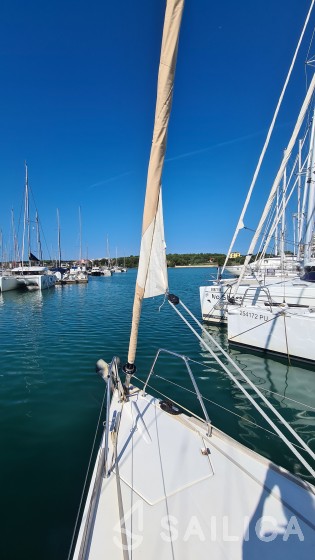 Dufour 350 GL - Yacht Charter Sailica
