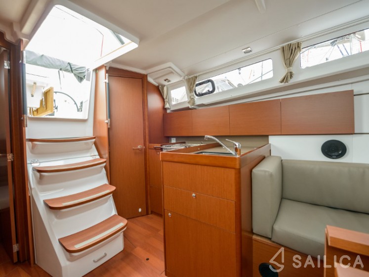 Oceanis 35.1 - Yacht Charter Sailica