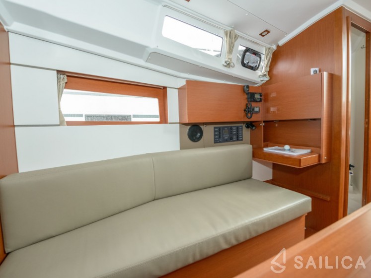 Oceanis 35.1 - Yacht Charter Sailica