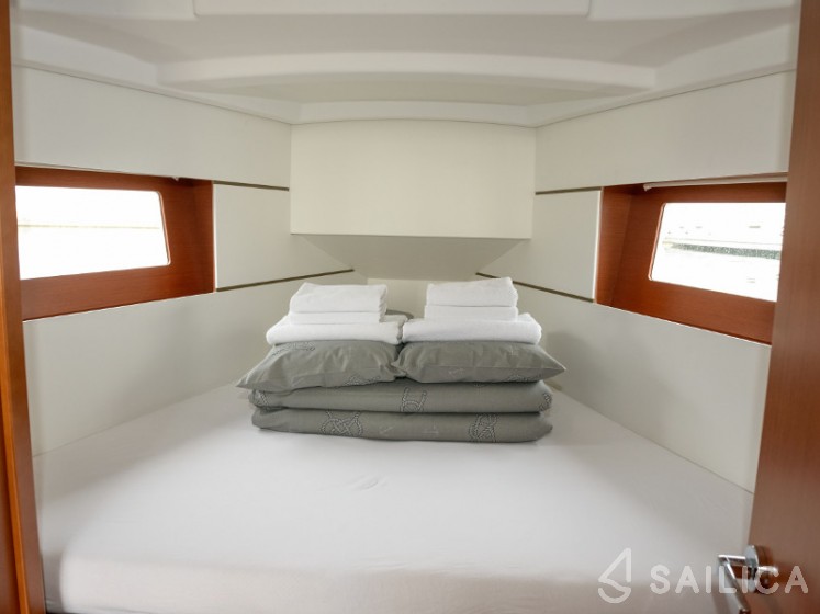 Oceanis 35.1 - Yacht Charter Sailica