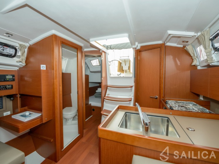 Oceanis 35.1 - Yacht Charter Sailica