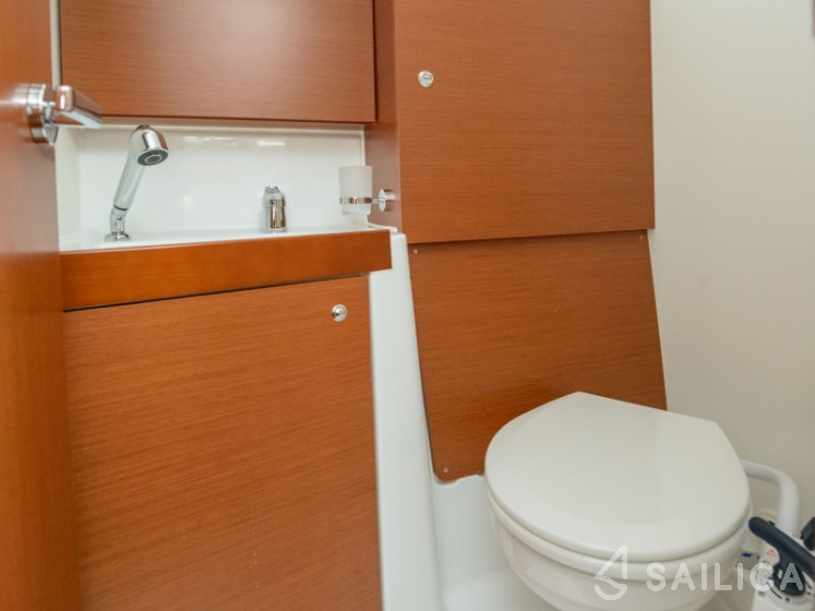 Oceanis 35.1 - Yacht Charter Sailica