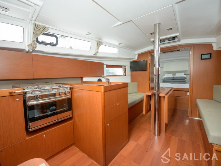 Oceanis 35.1 - Yacht Charter Sailica