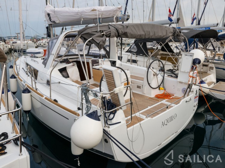 Oceanis 35.1 - Yacht Charter Sailica