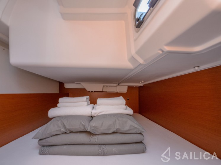 Oceanis 35.1 - Yacht Charter Sailica