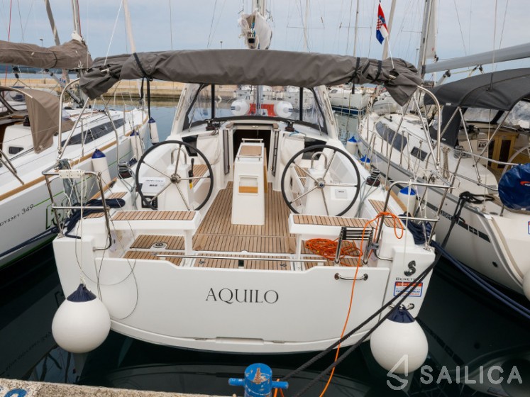 Oceanis 35.1 - Yacht Charter Sailica