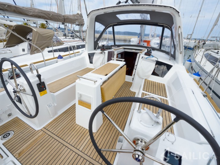 Oceanis 35.1 - Yacht Charter Sailica