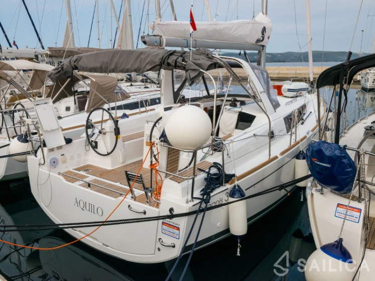 Oceanis 35.1 - Yacht Charter Sailica