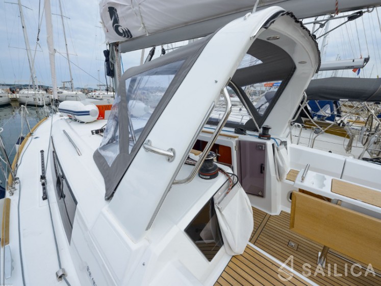 Oceanis 35.1 - Yacht Charter Sailica