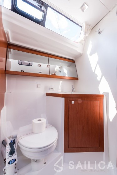 Oceanis 48 - Yacht Charter Sailica