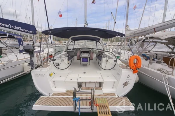 Oceanis 45 - Yacht Charter Sailica