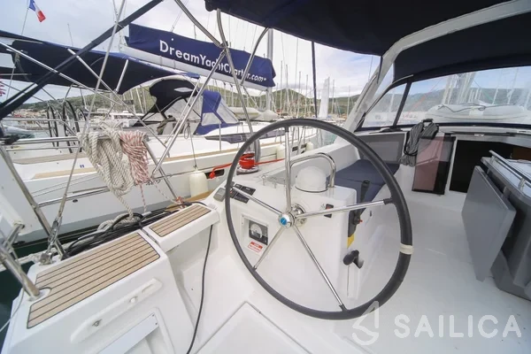 Oceanis 45 - Yacht Charter Sailica